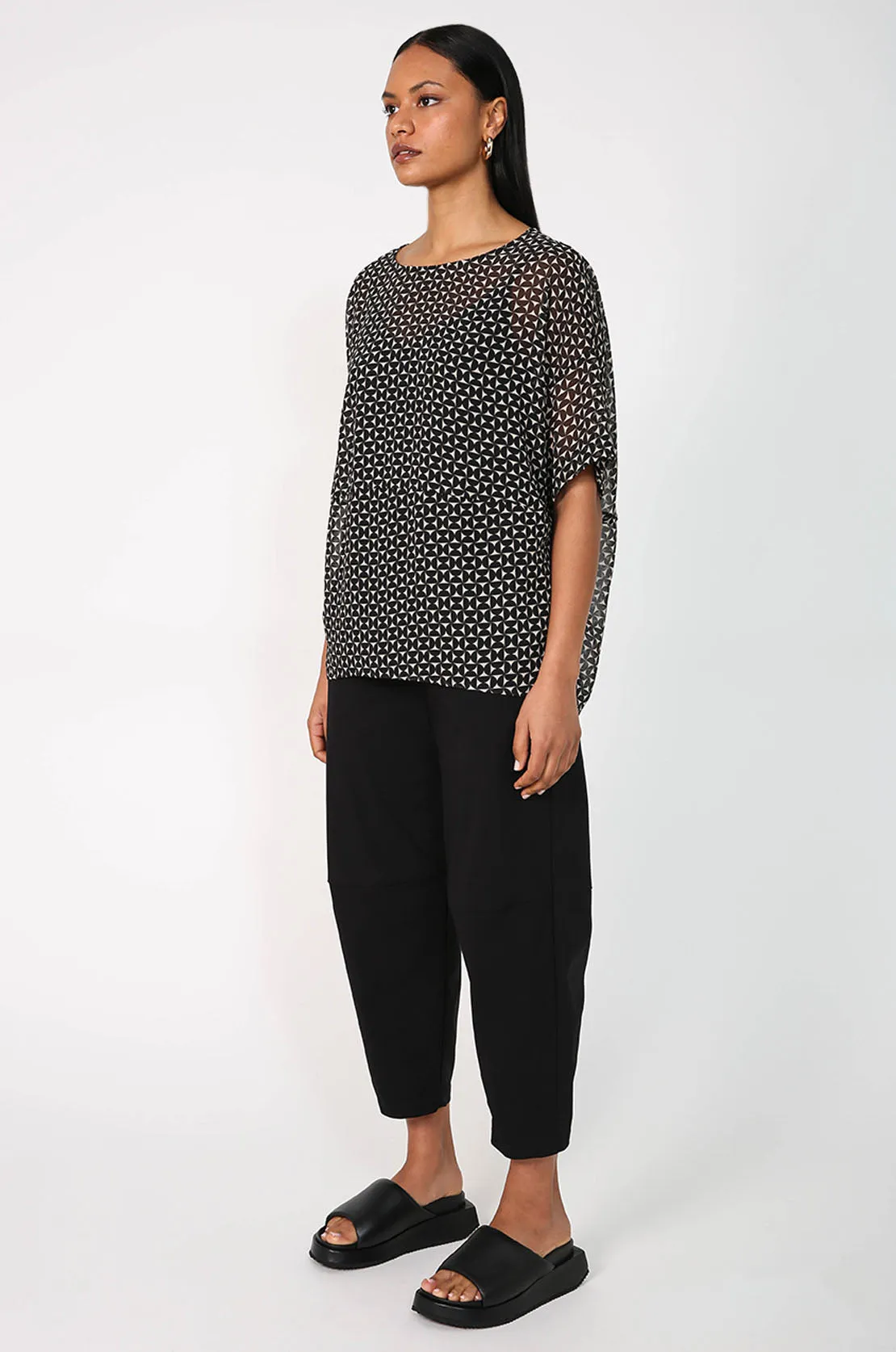 globes tee / black|ecru geo print