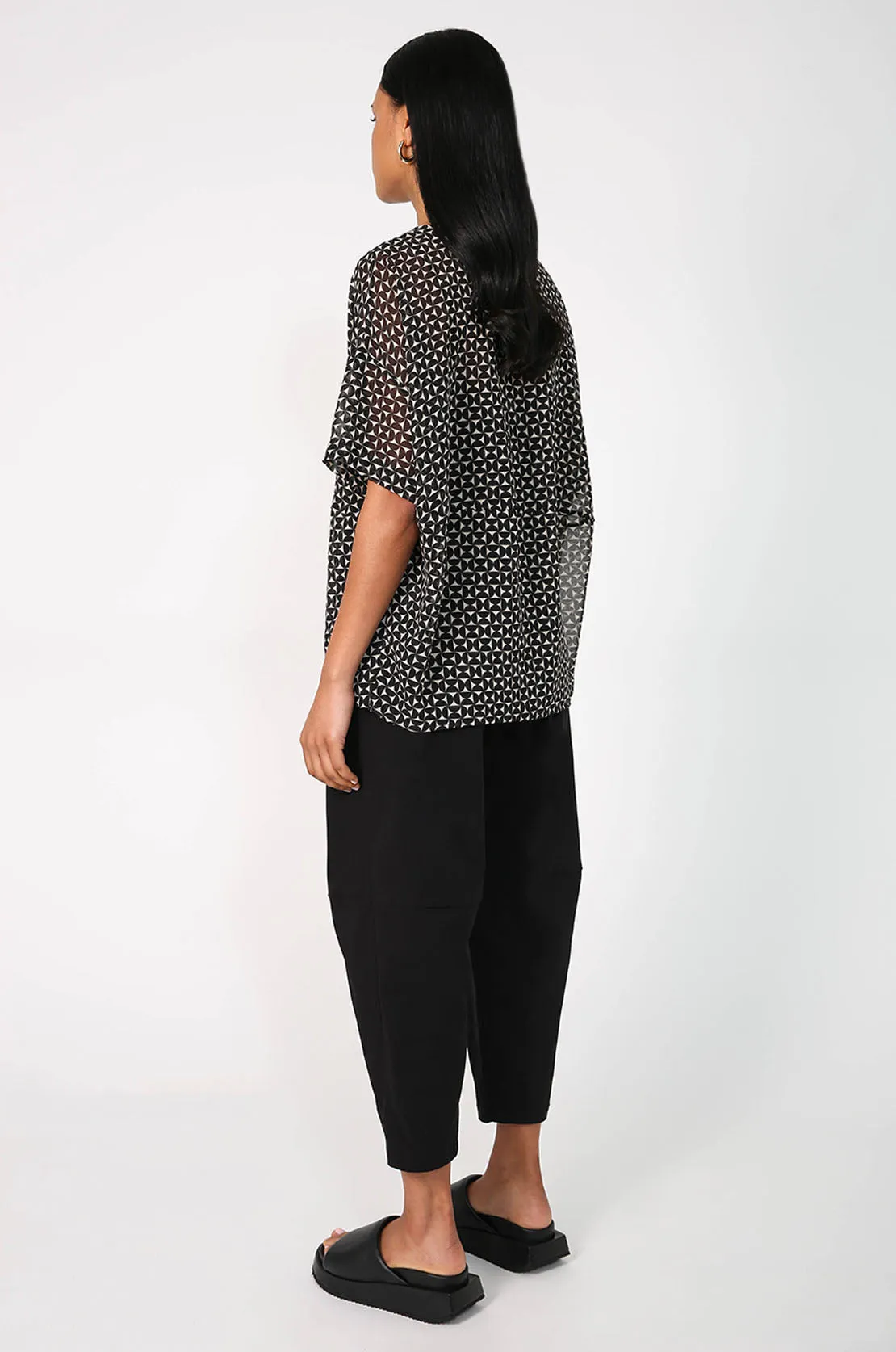 globes tee / black|ecru geo print